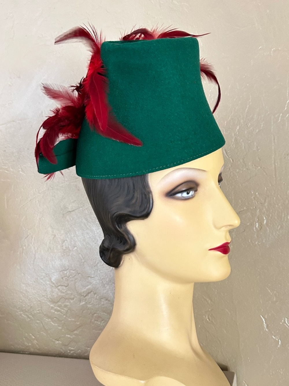FASCINATING 1940s' GREEN FELT "FEZ" STYLE HAT + BACK BOW & RED FEATHERS